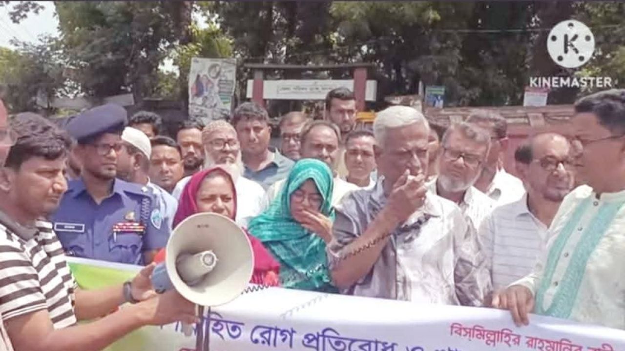 খালের পরিষ্কার ও মশক নিধন কার্যক্রমের উদ্বোধন সেনবাগে