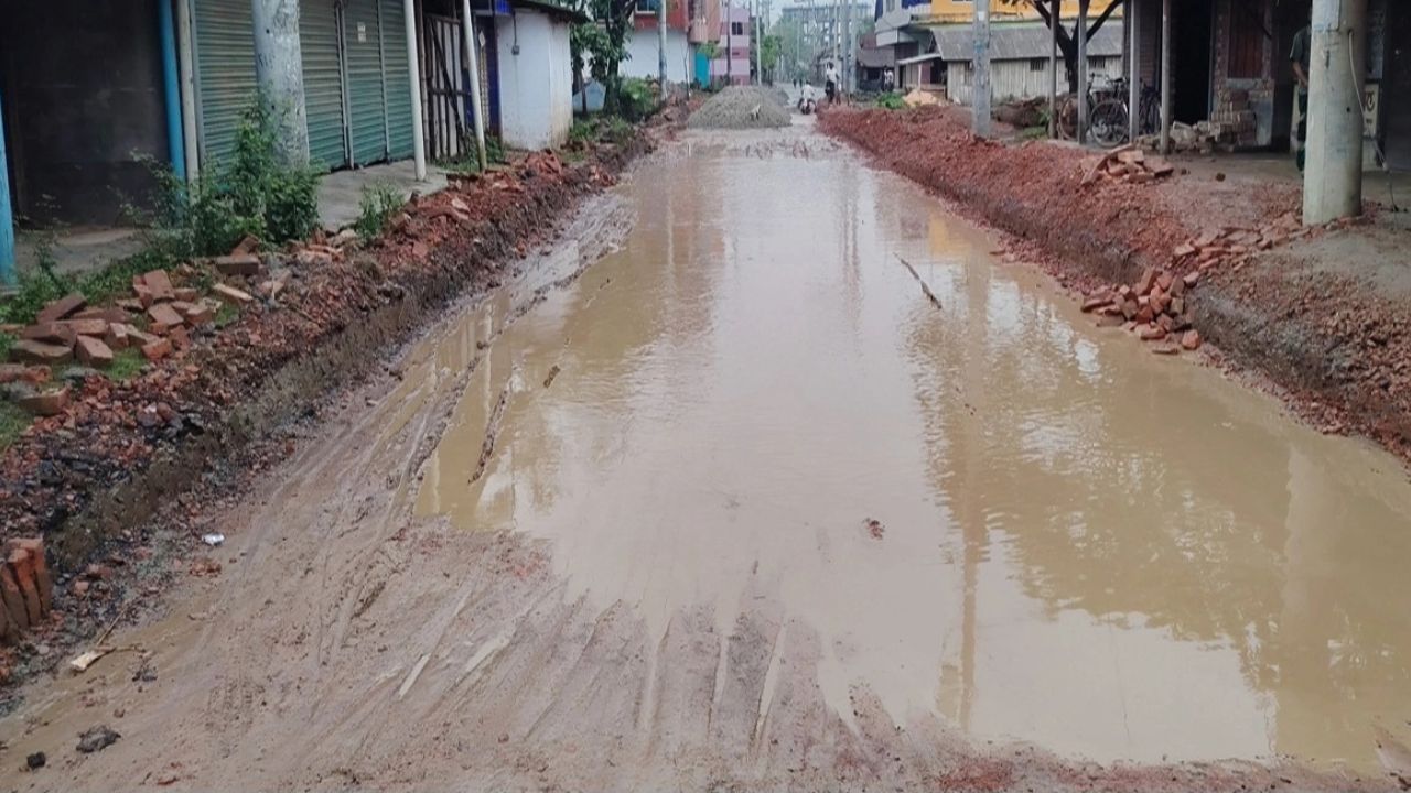 কেশবপুরে কলাগাছি-কুমারঘাটা সড়ক সংস্কারে ধীরগতি, জনদুর্ভোগ চরমে