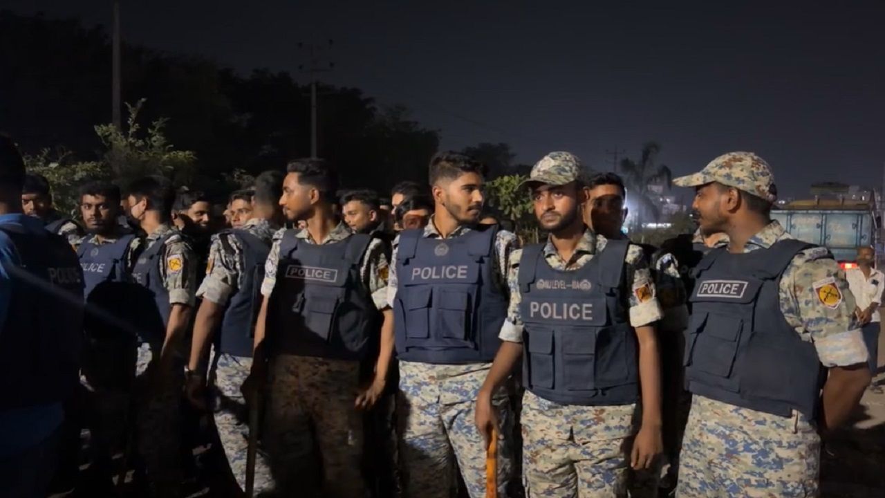 মাঝরাতে মোহাম্মদপুরে পুলিশের চিরুনি অভিযান