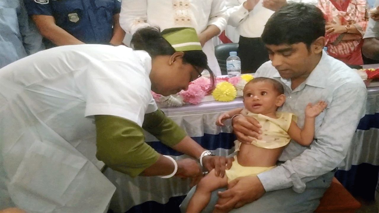 নড়াইলে হাম-রুবেলা টিকাদানের প্রথম দিনে ব্যাপক সাড়া