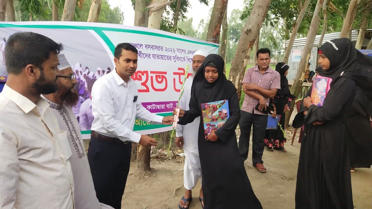 ফুলছড়িতে এসএসসি পরীক্ষার্থীদের জন্য ফ্রি নৌকা সেবা: শিক্ষাবান্ধব উদ্যোগে প্রশংসার জোয়ার