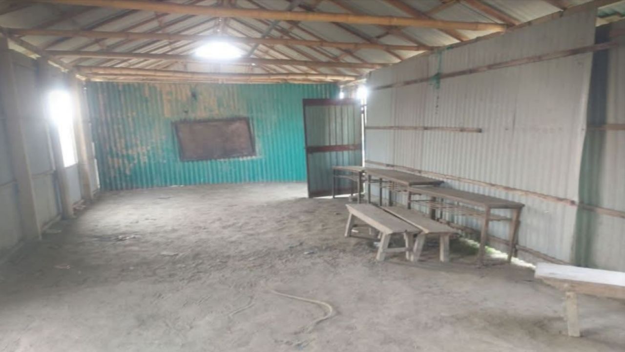 চরের স্কুলে শিক্ষক সংকট ও অনিয়মে ব্যাহত শিক্ষা