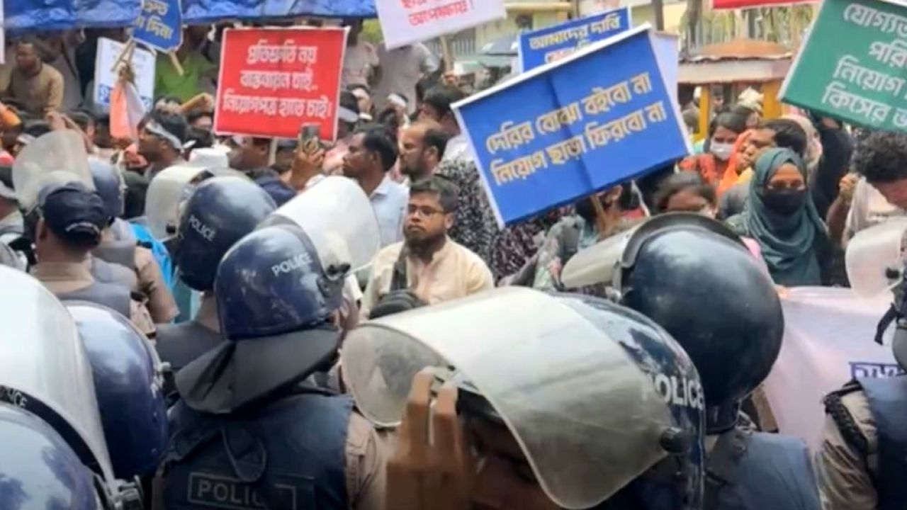 ফের উত্তাল শাহবাগ, মুখোমুখি শিক্ষক-পুলিশ