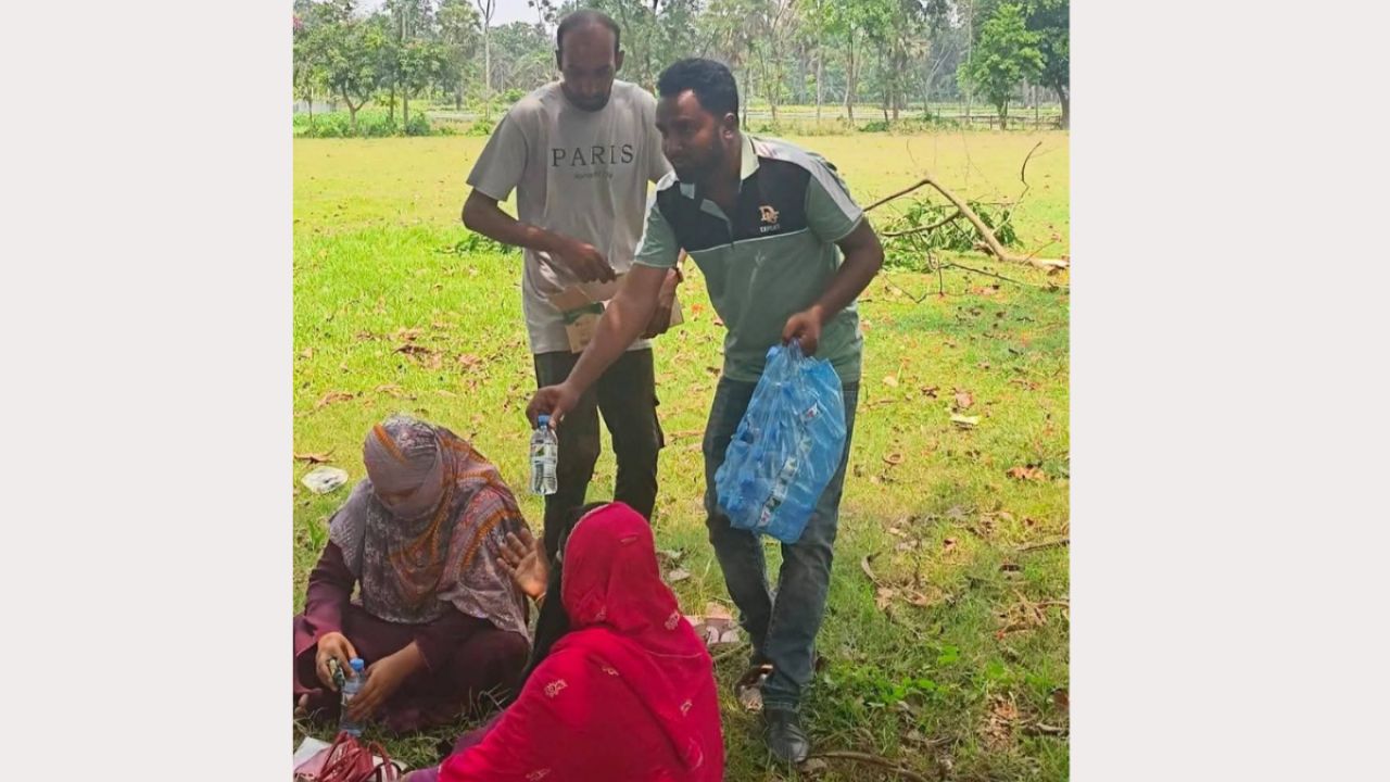 অপেক্ষামান অভিবাবকদের মাঝে ছাত্রদলের পানি ও বিস্কুট বিতরণ