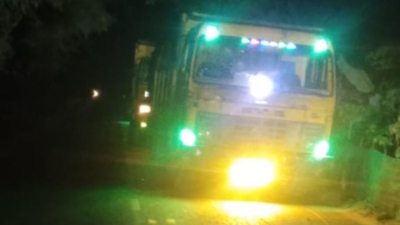 সড়কের পাশে বালুর স্তুপ, বেপরোয়া ট্রাক চাপায় সিএনজি যাত্রীর মৃত্যু