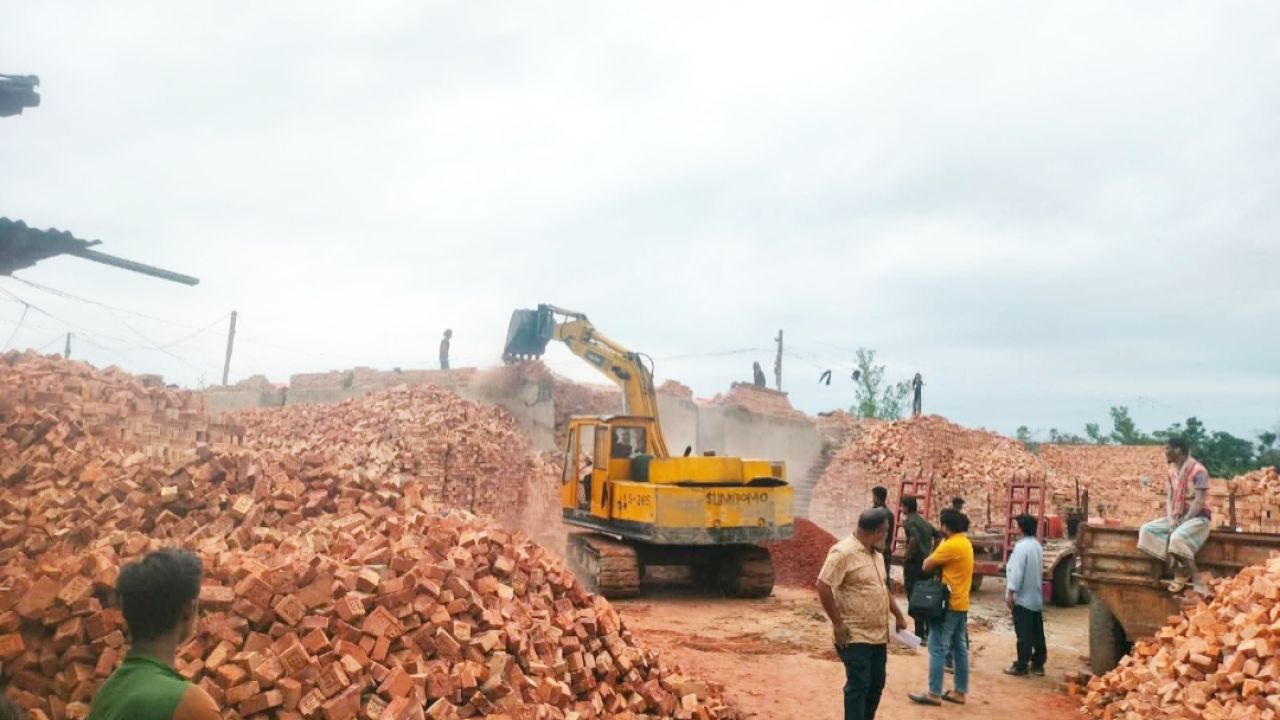 নোয়াখালীতে মোবাইল কোর্টের অভিযান, অবৈধ ইটভাটায় ৪ লাখ টাকা দণ্ড