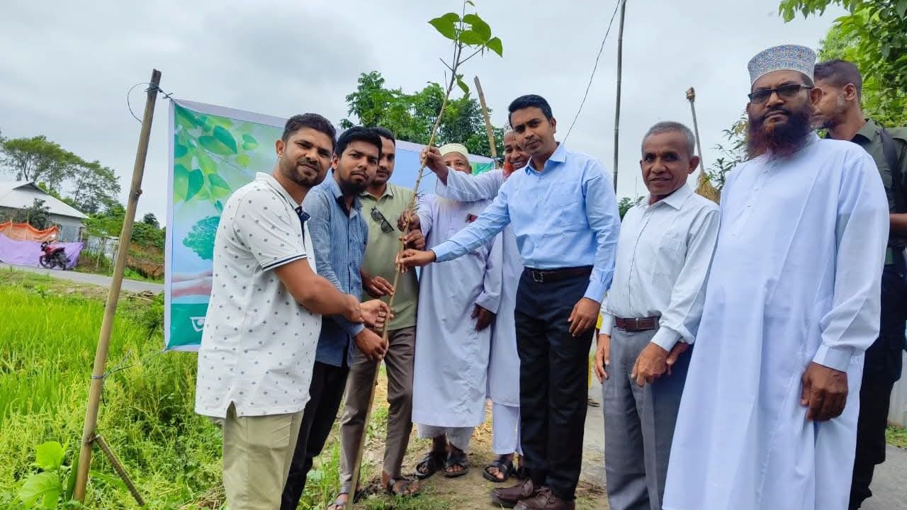 ফুলছড়িতে এলজিইডির উদ্যোগে বৃক্ষরোপণ কর্মসূচির শুভ উদ্বোধন 