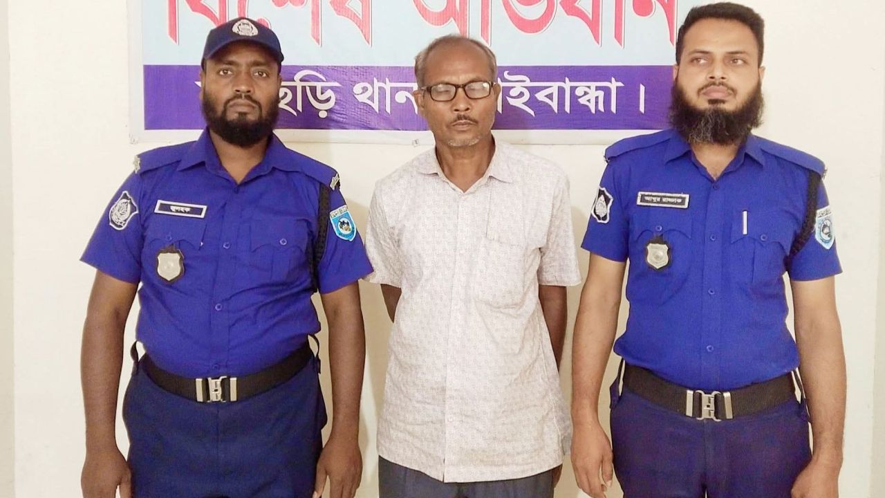 একাধিক মামলার ওয়ারেন্টভুক্ত ইউপি সদস্য শাহ জামাল গ্রেফতার