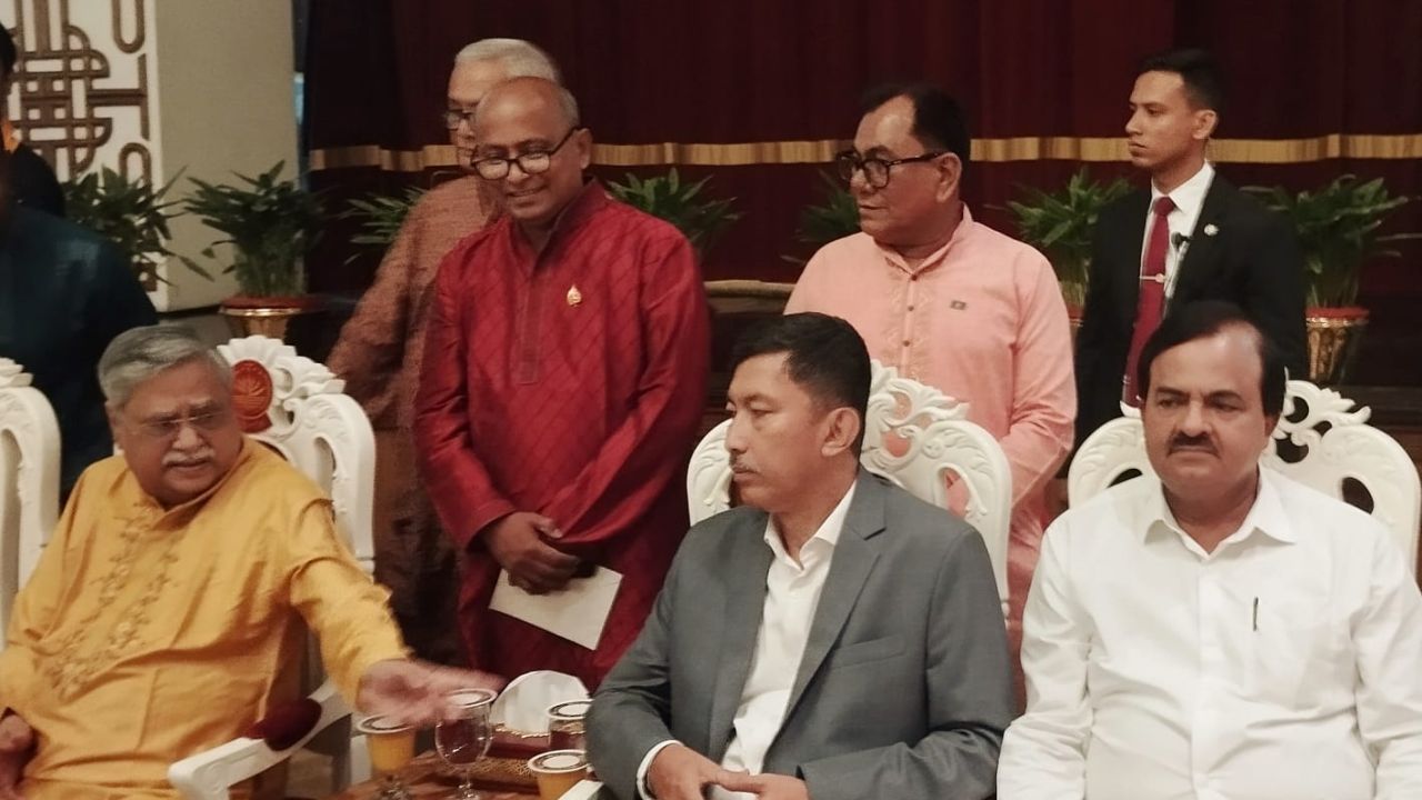 বঙ্গভবনে রাষ্ট্রপতি সাহাব উদ্দিনকে কালুরঘাট নতুন সেতুর কাজ ত্বরান্বিত করতে অনুরোধ জানালেন সাংবাদিক অধীর বড়ুয়া