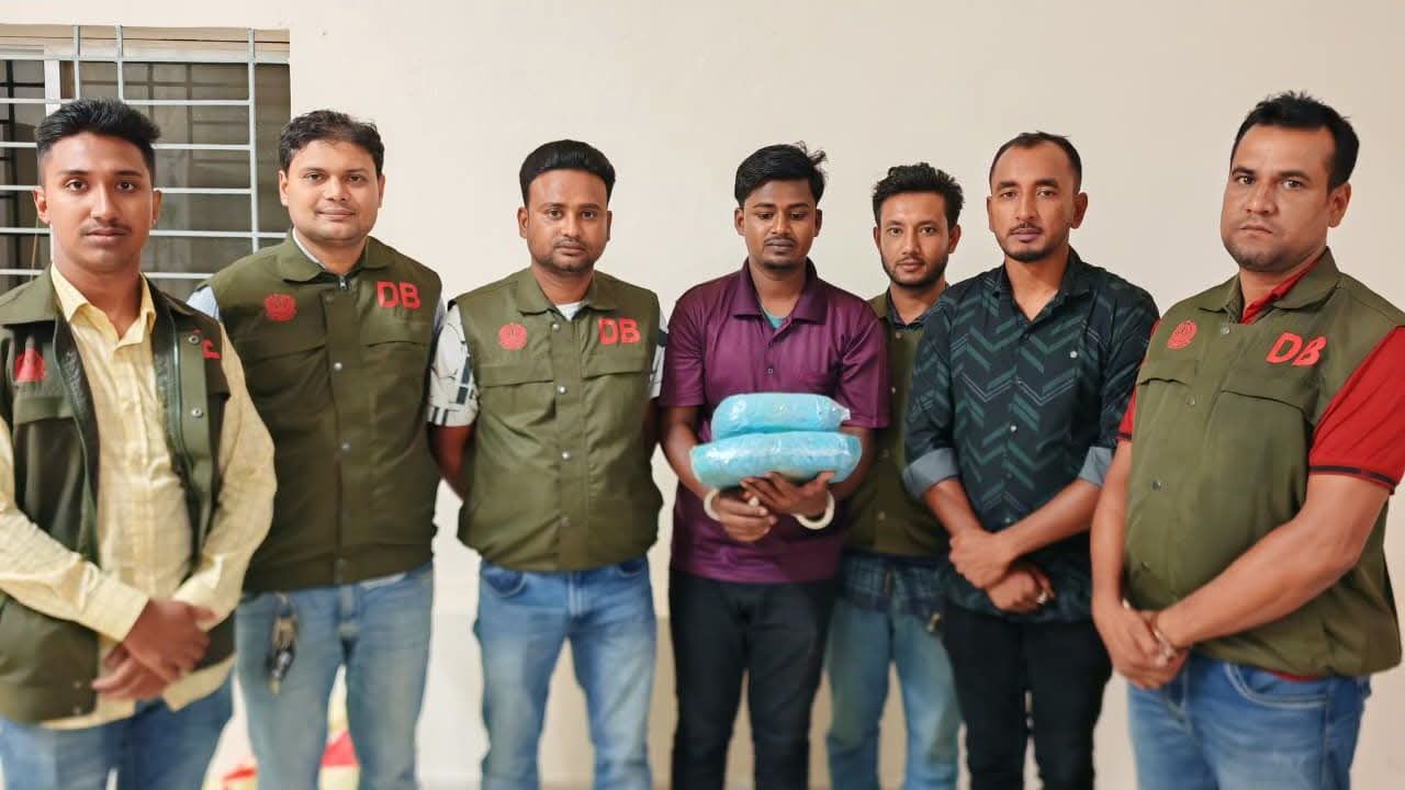 বরগুনায় ১.৫ কেজি গাঁজাসহ যুবক গ্রেপ্তার