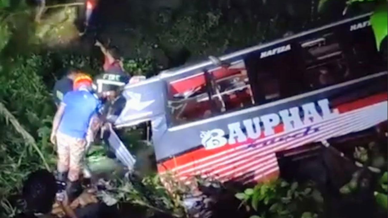 পটুয়াখালীতে মধ্যরাতে নিয়ন্ত্রণ হারিয়ে বাস খাদে, নিহত ১