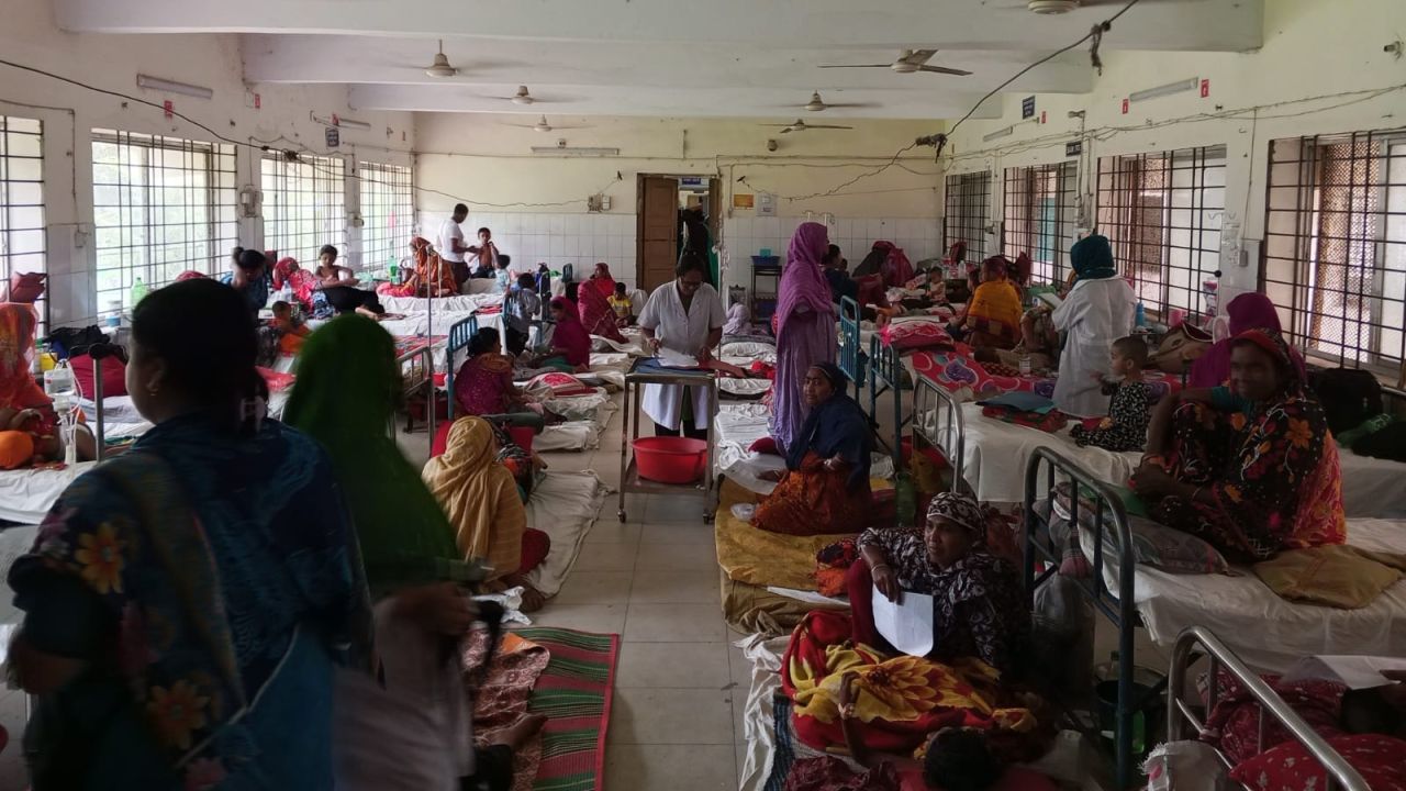 ধারণ ক্ষমতার দ্বিগুন রোগীর চাপে দিশেহারা চিকিৎসকরা, বেহাল দশায় মণিরামপুর স্বাস্থ্য কমপ্লেক্স!