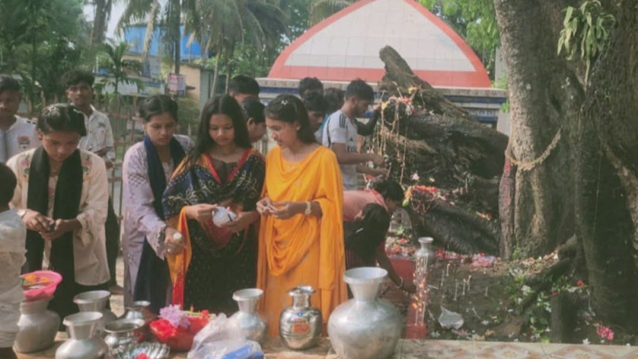 রহস্যে ঘেরা ৩০০ বছরের প্রাচীন ধর্মীয় উপাসনালয় নড়াইলের নিশিনাথতলা
