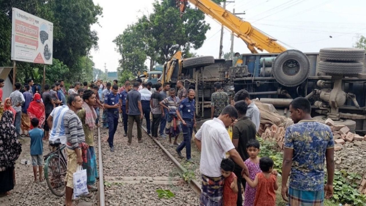অভয়নগরে ট্রেনের ধাক্কায় ট্রাক চূর্ণবিচূর্ণ: ঝিনাইদহের চালক নিহত, সহযোগী হাসপাতালে