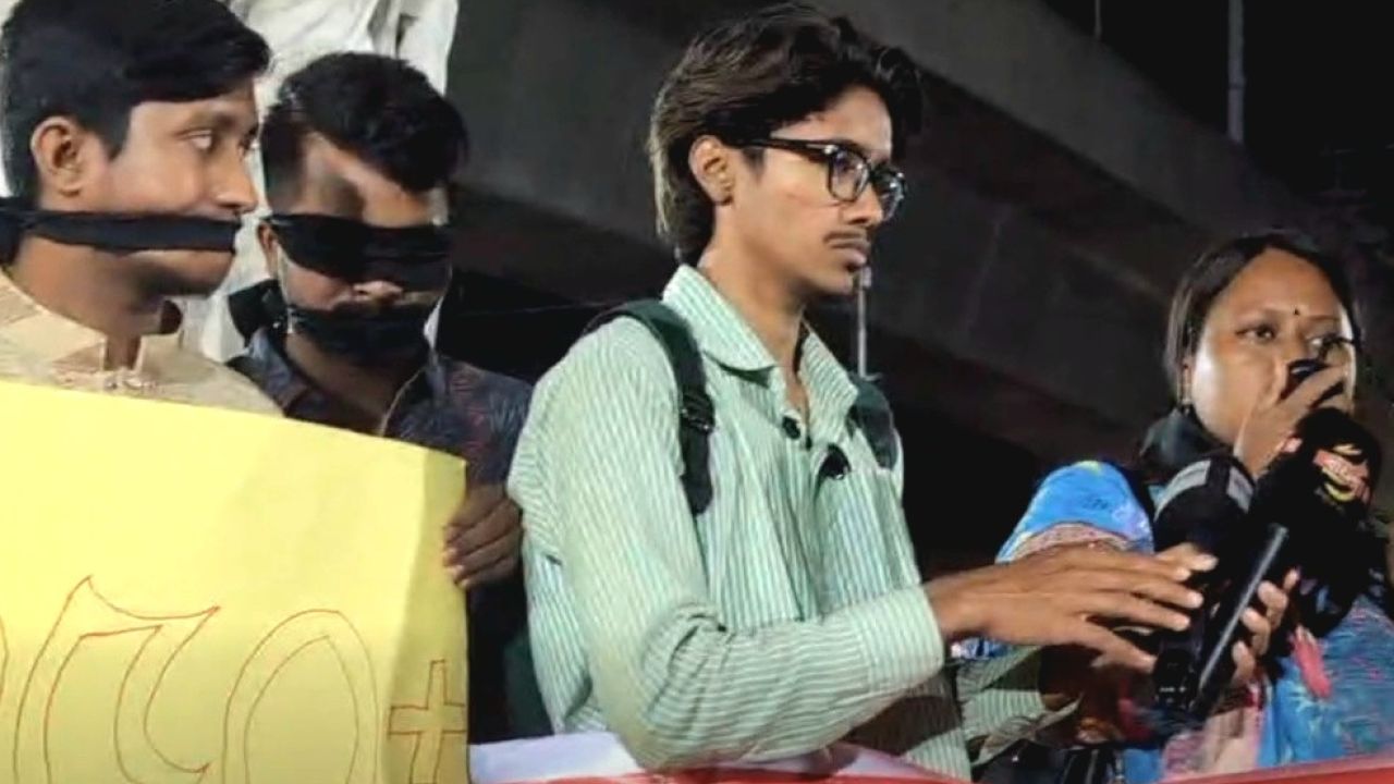 হামে আক্রান্ত শিশুদের মৃত্যুর বিচারের দাবিতে, ঢাবি শিক্ষার্থীদের মানববন্ধন