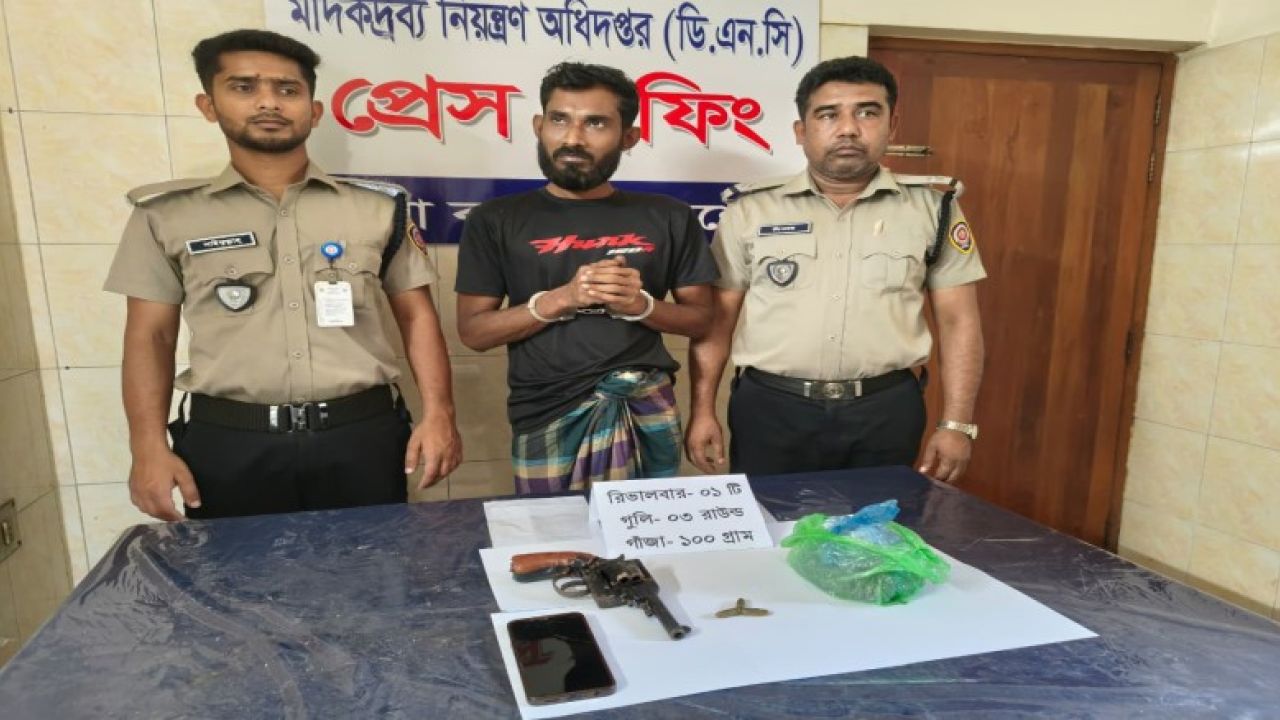 পিস্তল ও গুলিসহ বিরামপুরের &lsquo;মাদক সম্রাট&rsquo; রবিউল আটক