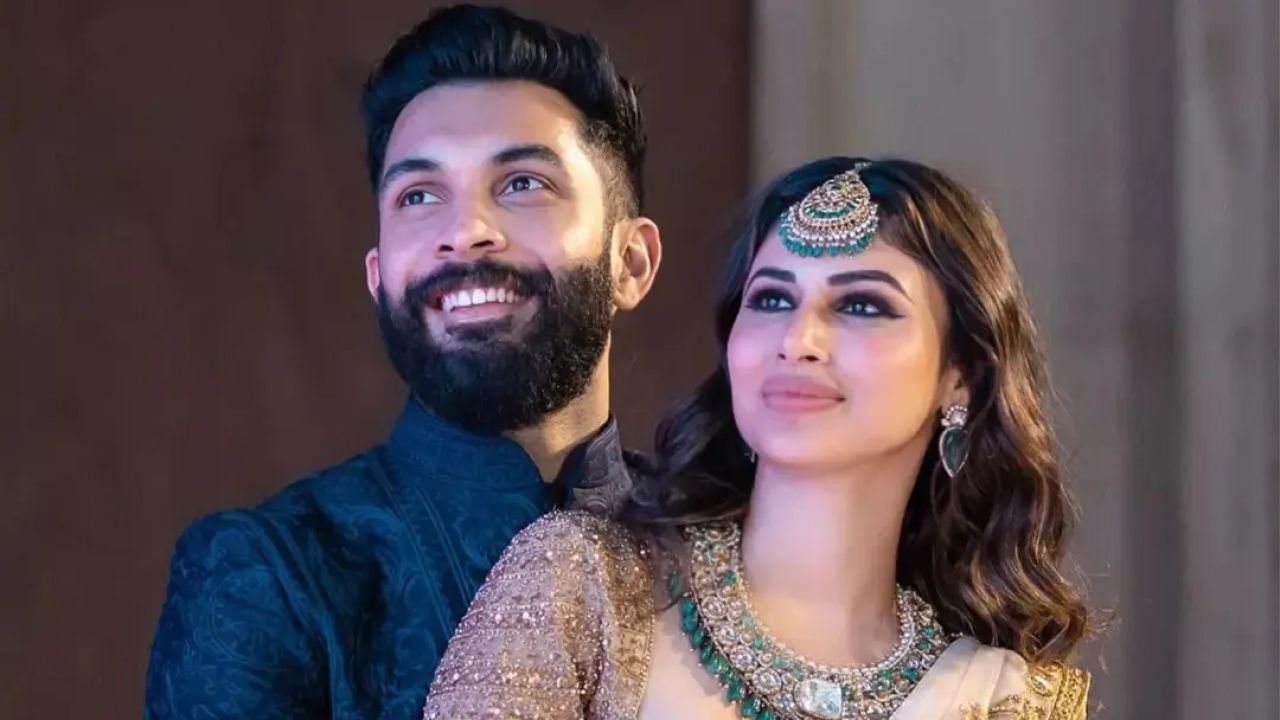 মৌনীকে বিয়ে করা মানেই নজরদারি চলবে