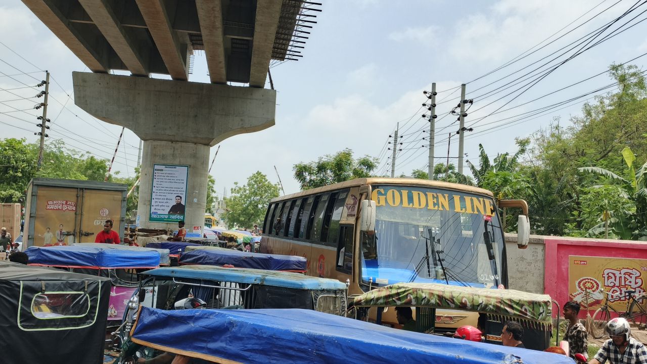 চুয়াডাঙ্গা রেলক্রসিং ওভারপাস নির্মাণ: তীব্র যানজটে নাকাল সাধারণ মানুষ, দ্রুত সমাধানের দাব
