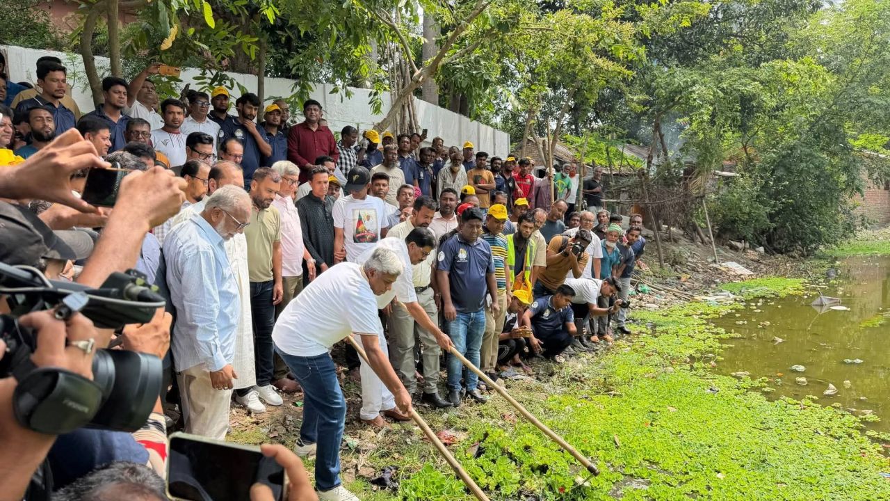 পুকুরে নেমে পরিচ্ছন্নতা অভিযানের উদ্বোধন করলেন প্রতিমন্ত্রী অনিন্দ্য ইসলাম অমিত