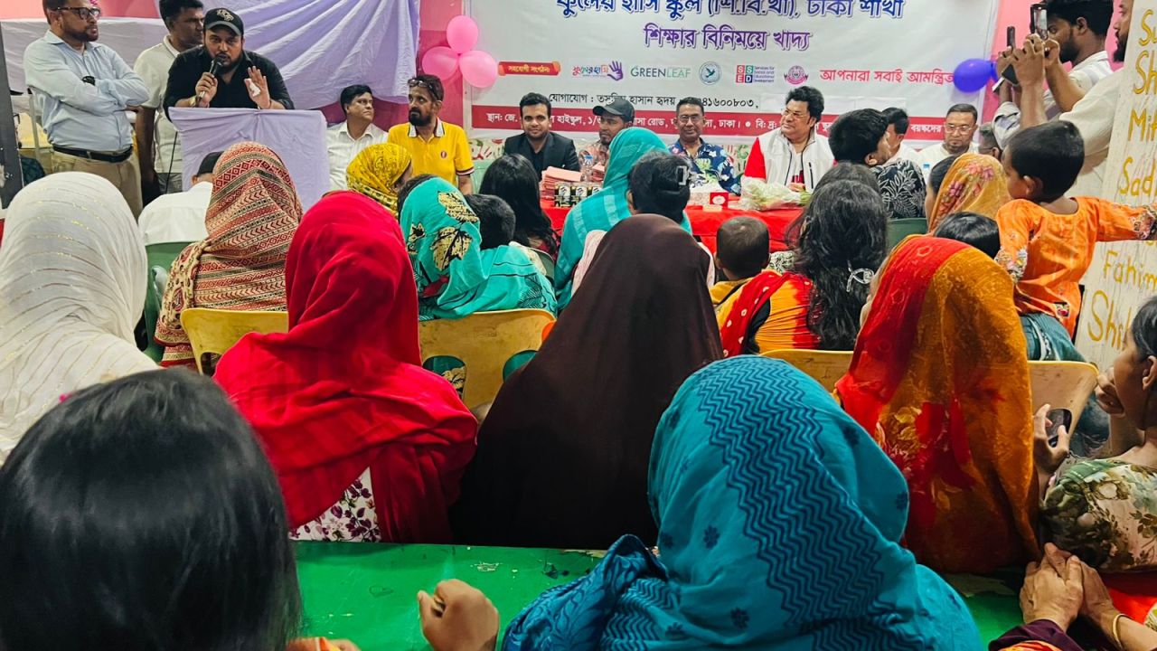 স্বপ্ন দেখাচ্ছে ‘ফুলের হাসি স্কুল’ শিক্ষা পাচ্ছেন সুবিধাবঞ্চিত ও বয়স্ক মানুষ
