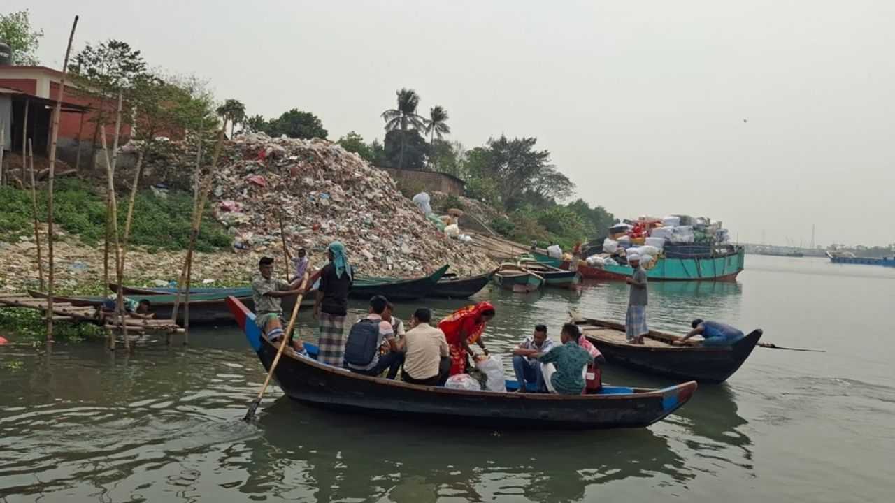 শীতলক্ষ্যার ঘাটে ঘাটে আবর্জনার স্তুপ  পঁচা-দুর্গন্ধে বিপর্যস্ত পরিবেশ 