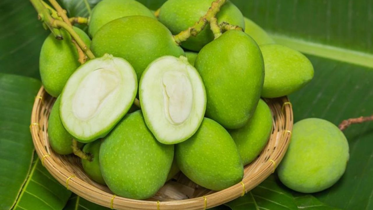 বার্ধক্যের ‘প্রতিষেধক’ রয়েছে কাঁচা আমে!