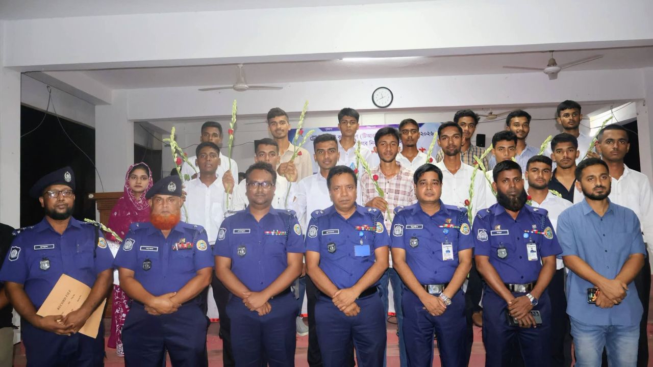 মেধা ও শতভাগ স্বচ্ছতায় বরগুনায় ১৭ জন পেলেন পুলিশের চাকরি