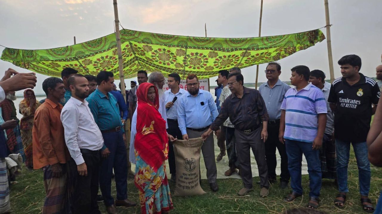 ফুলছড়ির চরাঞ্চলে ঝড়ে ক্ষতিগ্রস্ত এলাকা পরিদর্শনে জেলা প্রশাসক, ত্রাণ বিতরণ