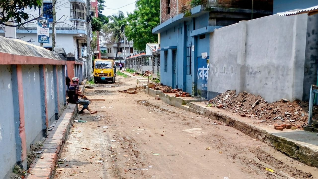 &lrm;মণিরামপুর পৌরসভার বন্ধ কাজে ফিরেছে গতি, সন্তুষ্ট ভুক্তভোগীরা! 