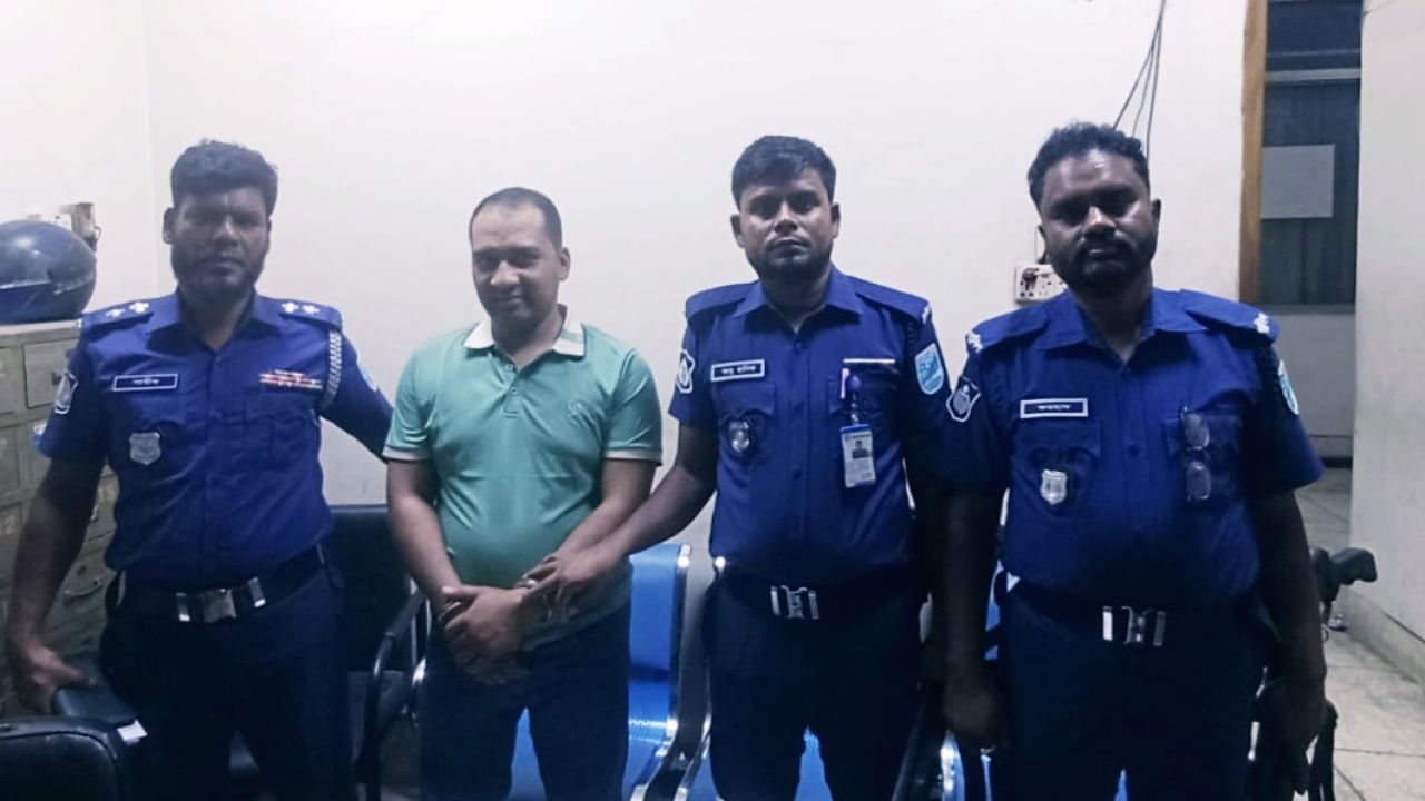 ১০ বছরের সাজাপ্রাপ্ত পলাতক আসামি বিমানবন্দরে গ্রেপ্তার