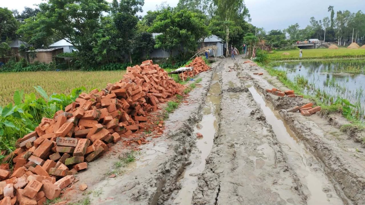 ফুলছড়িতে ৫০ লাখ টাকার সড়ক নির্মাণে অনিয়মের অভিযোগ