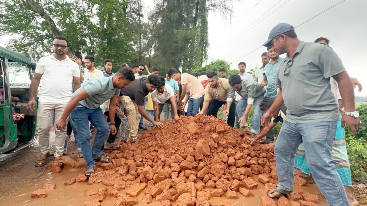 সরকার নয়, নিজের টাকায় ৯ কিমি সড়ক সংস্কারে ছাত্রদল নেতা নাছির উদ্দীন নাছির