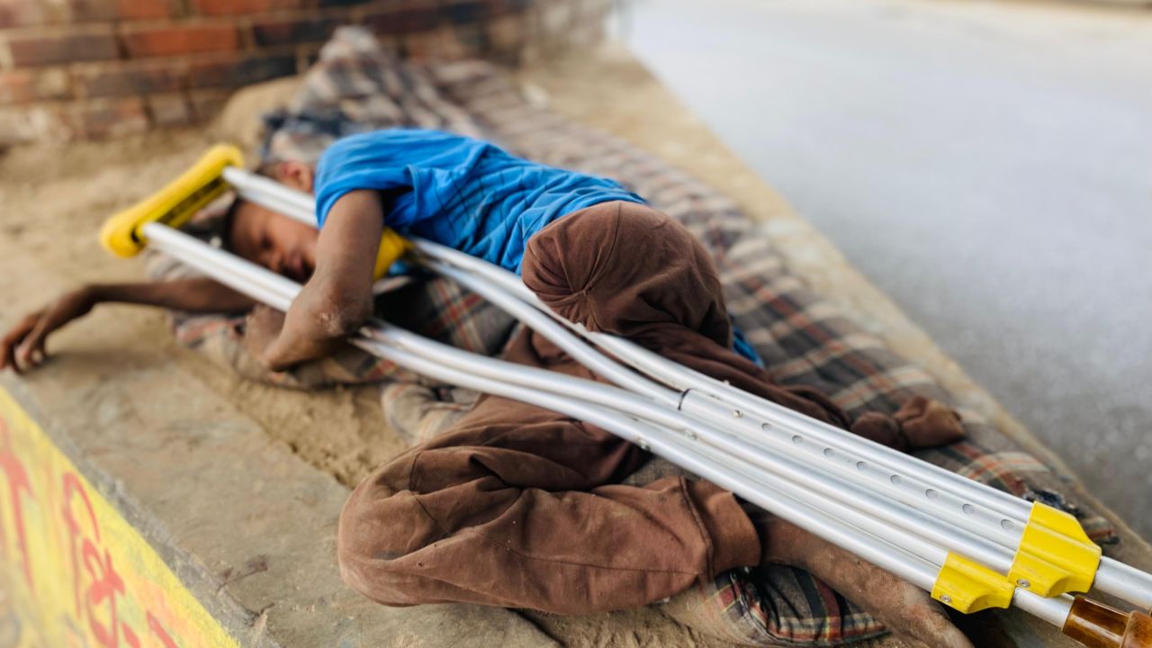 দেশ জুড়ে ঈদের আনন্দ, স্টেশন জুড়ে পথশিশুদের কান্না