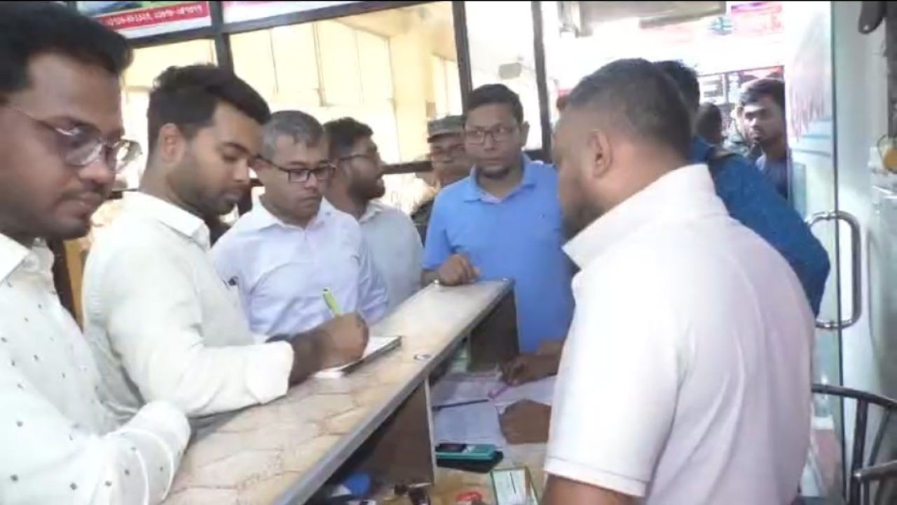অতিরিক্ত ভাড়া আদায়ে কঠোর প্রশাসন, নোয়াখালীতে ৪ বাস কাউন্টারকে জরিমানা